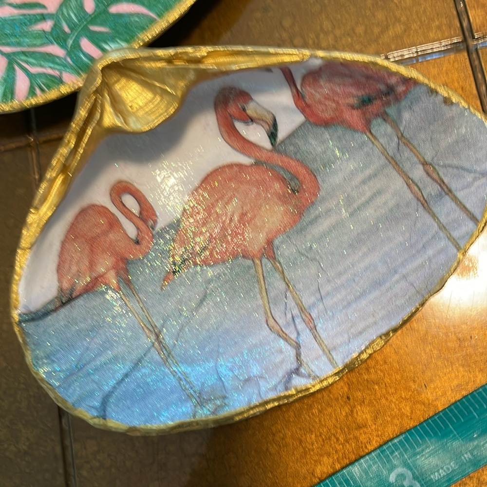 Large Hand Painted Clamshells - Picture 4 of 4